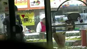 نوجوان لیٹنا Gia Vendetti گڑبڑ ہو جاتا ہے کے ساتھ ساتھ سیکورٹی گارڈ کی طرف سے