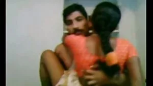 جاپانی دیوی ہو جاتا ہے اس کی تنگ بلی ڈک کے ساتھ بھرا ہوا