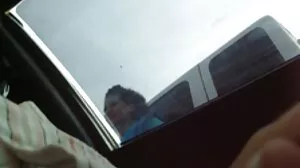 نئے باس کا پہلا حکم ہے ، کھانے کے لئے اس کی بلی