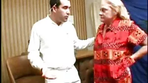 شرارتی ماں میں مدد ملتی ہے نوجوانوں براہ مہربانی مناسب طریقے سے بھاڑ میں جاؤ