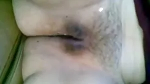 شرمیلی لڑکی بلند ہو جاتا ہے جب وہ لاتا ہے ، خود ، orgasm کے لئے