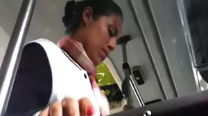 نقاب پوش ماں نجات کے لئے آتا ہے!