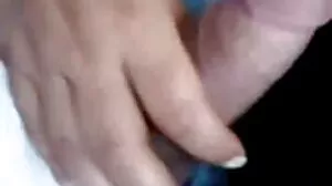 خوبصورت لیٹنا ہلاتا ہے اس کے جنگلی گدا کے لئے کوچ