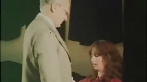 Busty گرم ، لیٹنا ، ہو جاتا ہے اس کی بلی اچھی طرح جانچ پڑتال کی