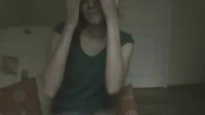 منحنی سنہرے بالوں والی slut اس کی گدی پر گولہ باری